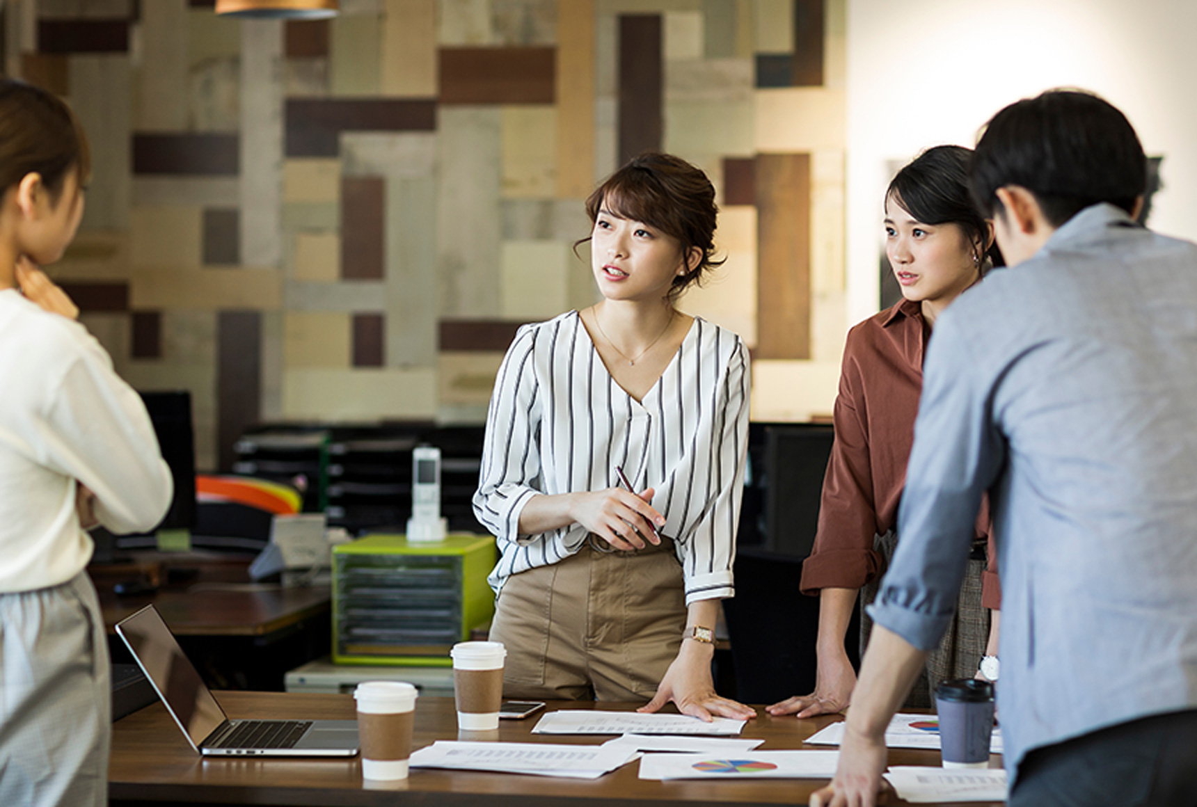 ビジネスの起点となるホームページを作成します